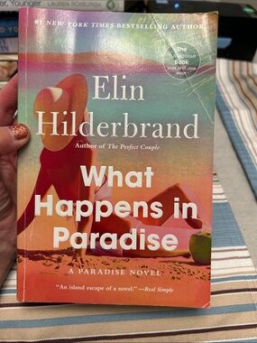 Elin Hilderbrand - What Happens in Paradise (Paperback) - Turquoise/Coral Cover